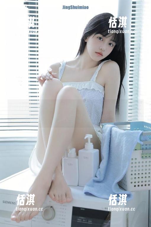 Feilin嗲囡囡-小恶魔 Feilin嗲囡囡 - 一起领略小恶魔的油亮写真分享:艺术与时尚的完美结合