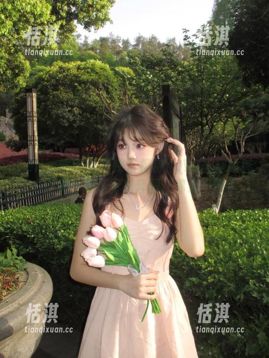 Feilin嗲囡囡 - 探索模特YOYO长腿的魅力世界，精选写真套图让你爱不释手