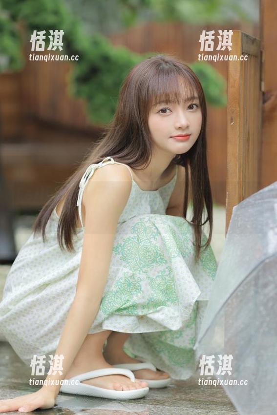 Feilin嗲囡囡-芷儿Momoko Feilin嗲囡囡 - 优雅与美丽并存,芷儿Momoko的美腿写真集分享带来视觉享受