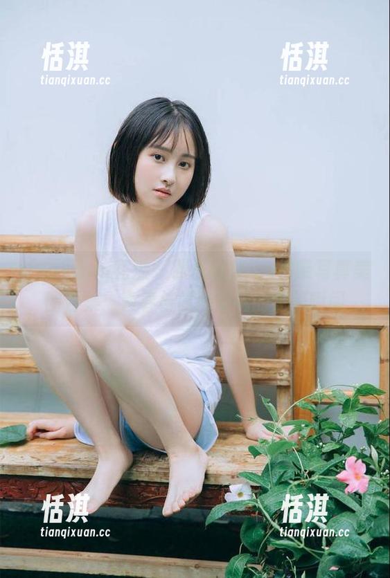 HuaYang花漾 - 张思允Nice吊带写真美图合集：青春与时尚交融的完美瞬间