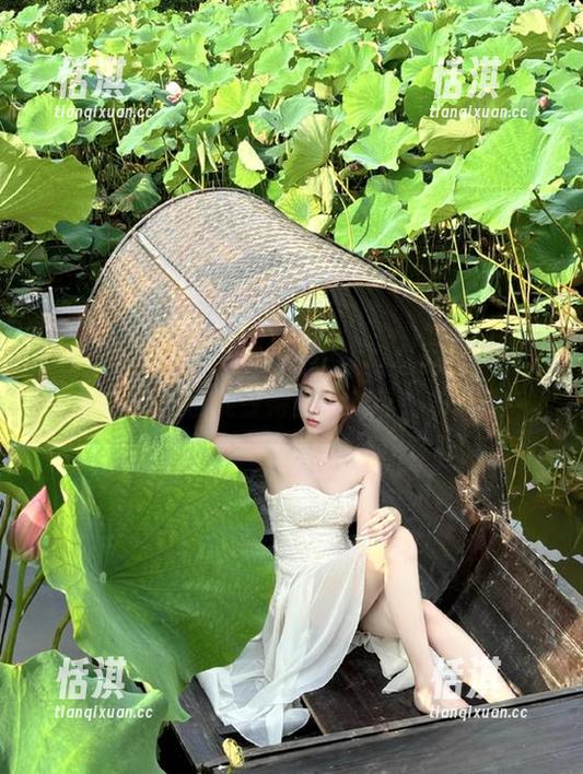 IMiss爱蜜社 - 小宝酱温柔写真图包：在镜头前，我也能变得像小绵羊那样无害