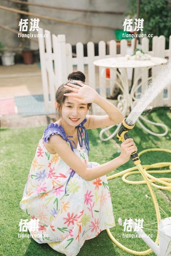 想要笑到肚子疼？喵糖映画黑丝美女软妹全套写真带你开启欢乐时光！