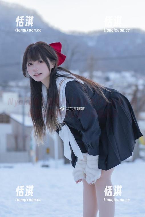 Nyako喵子粉色高叉竞泳本作品分享，带你感受青春的清澈与动感活力