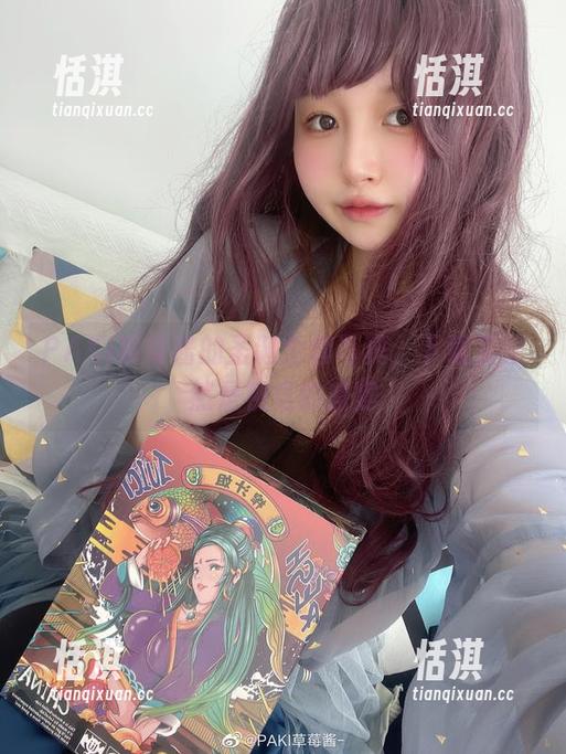 PAKI草莓酱 PAKI草莓酱的圣诞全套写真,下载后果然是视觉的盛宴