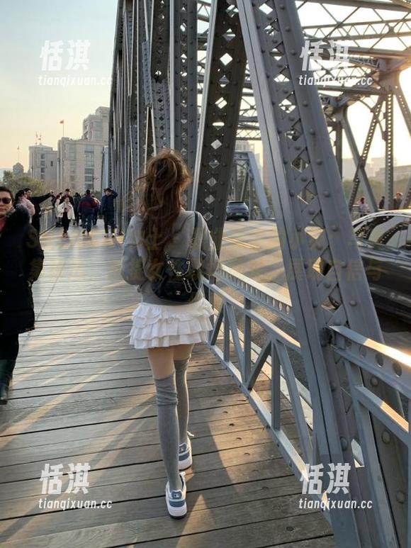 SHENSHI绅士 - 职业装中的小猫：写真集精选，捕捉女性职场风采，展现自信与优雅