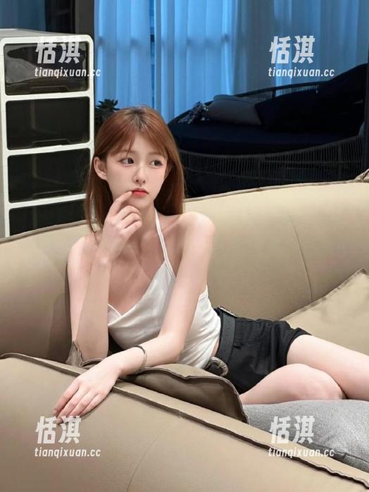 TouTiao头条女神-神琦泽步 TouTiao头条女神 - 与“神琦泽步”一同踏入《奶牛》的梦幻世界:精美写真原图分享
