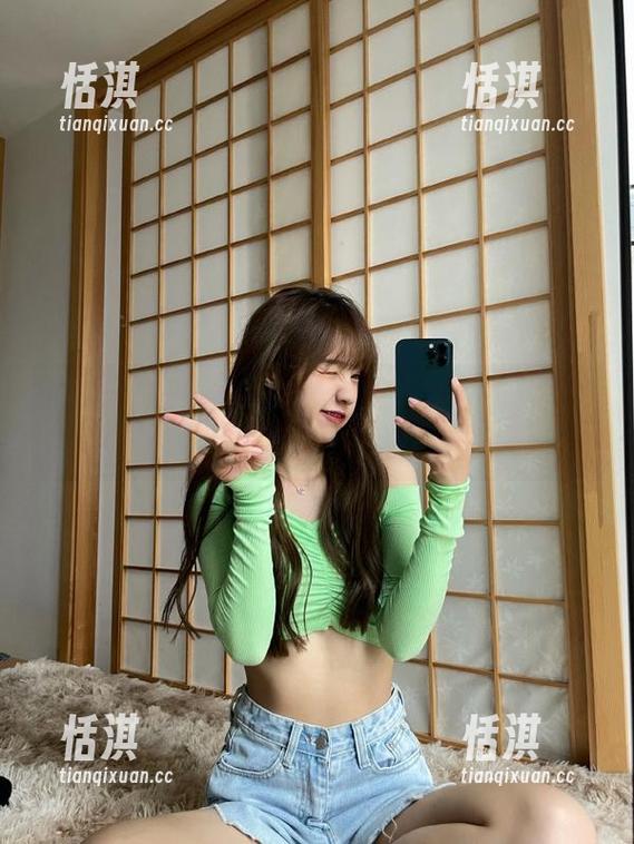 TouTiao头条女神-陈怡曼 TouTiao头条女神 - 感受陈怡曼的魅力:独特鸟笼古装高叉旗袍图包分享