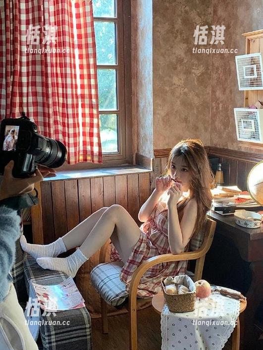 UGirls尤果网 - 郝晴Grace校园写真集：爱与梦想的交织，资源藏于每个角落