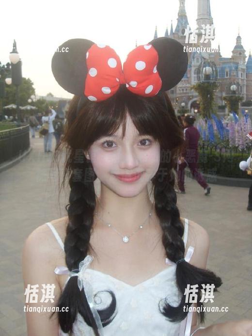 UXING优星馆 - 让人心动的小恶魔-S网袜写真套图，尽情沉醉于她的诱惑