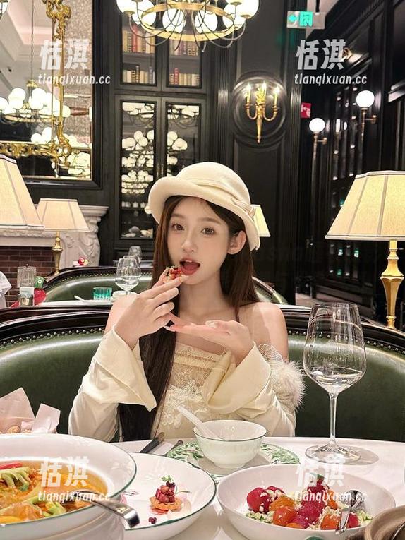 XIAOYU语画界 - 蓝夏Akasha睡衣摄影分享：原图透露的夏季慵懒与优雅气氛