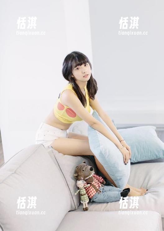 Xiuren秀人网 - 感受Carol周妍希不一样的魅力，获取她的油亮写真壁纸作品