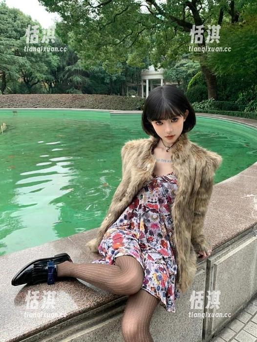 Xiuren秀人网 - 余贝拉bella私房写真原图：粉色梦境中的甜美诱惑