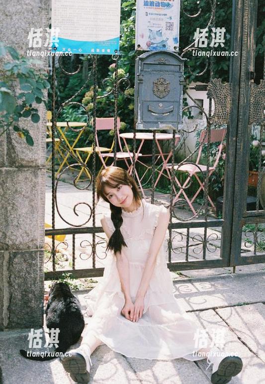 Xiuren秀人网 - 周思乔Betty短裙魅力展示：不可错过的写真原图与图册风格合集
