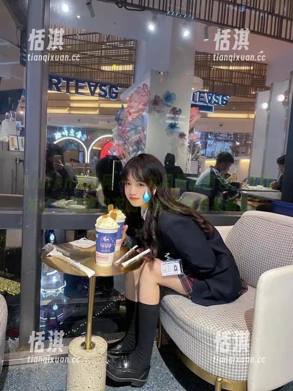 Xiuren秀人网 - 小九月最新图包：清纯妹子与魅惑内衣的完美诱惑合集解析！