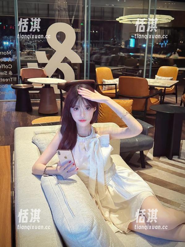 Xiuren秀人网 - 私拍图片大揭秘：小探戈在白丝中的风情万种