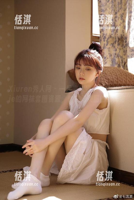 Xiuren秀人网 - 一起来欣赏小薯条nienie的网袜套图资源，性感与美丽的完美结合