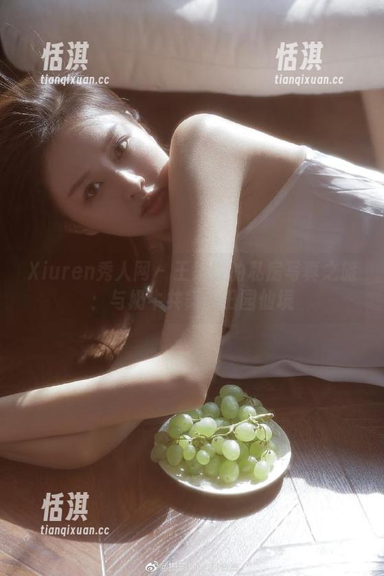 Xiuren秀人网 - 王楚璇的私房写真之旅：与奶牛共舞的田园仙境
