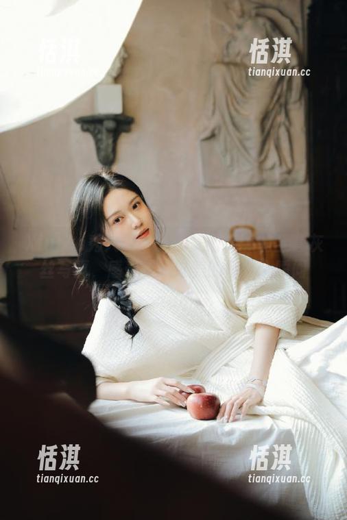 Xiuren秀人网 - 探索美七mia的全套灰丝写真，感受细腻唯美的每一个瞬间