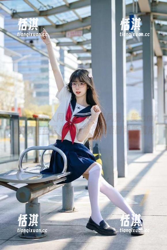 Xiuren秀人网 - 绘制美丽风景：美七mia的裤里丝写真图集带你探索时尚新视角