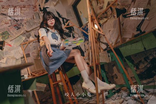 Yiko湿润兔在高清壁纸上演绎专属专属舞蹈，宛如时间凝固，带你感受无限的艺术魅力。