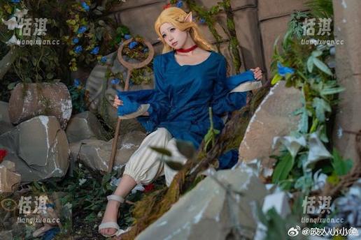 Yiko湿润兔 走进Yiko湿润兔的私拍写真天地:在蓝天之恋中追逐小鹿乱撞的纯真与无邪