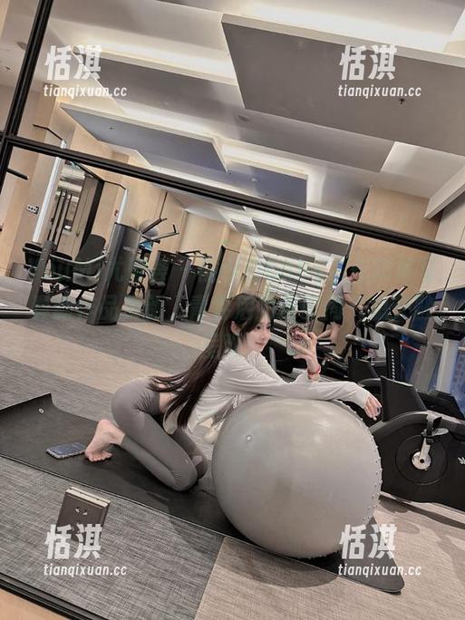 YouMi尤蜜荟 - 樱小白baby发布短裤写真新作品更新，青春活力与时尚气息交融呈现！