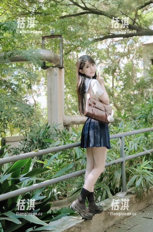 beautyleg - 泳池边的Cindy：不一样的福利写真，笑看我如何自嘲夏日艳阳