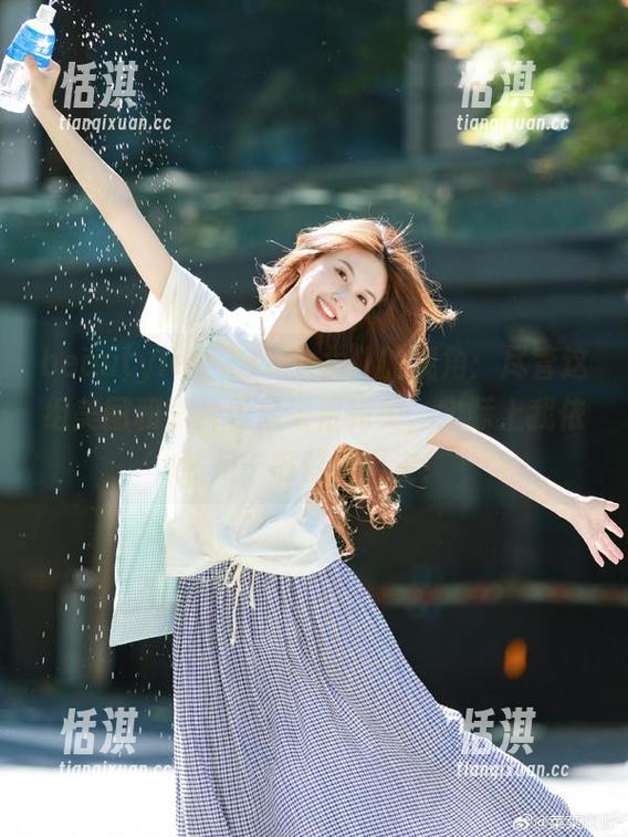 beautyleg-Lola beautyleg - Lola女仆的视角:尽管这组美图和照片看起来很完美,实际上我依然是一名普通博主!