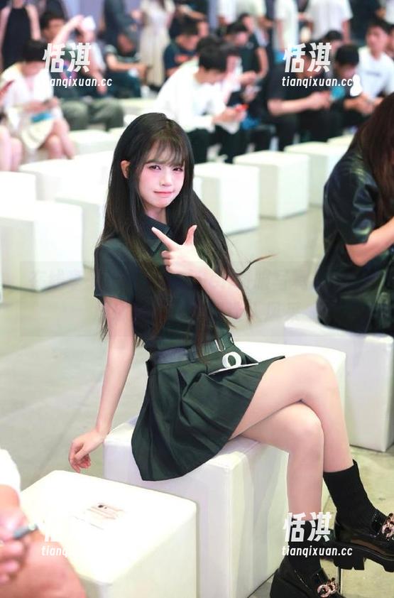 在线享受puypuychen制服写真合集，展现她的自信和迷人风采