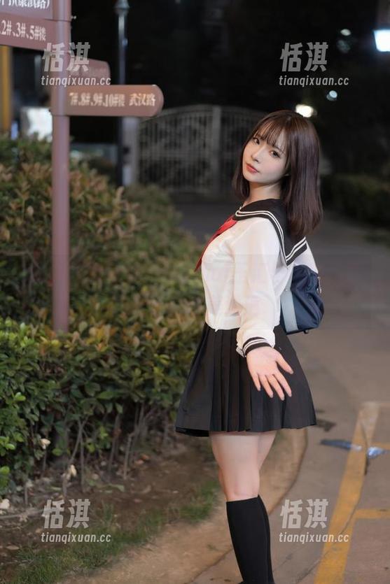yuuhui玉汇 最新写真特辑:yuuhui玉汇与猫猫头黑裙子的甜美邂逅
