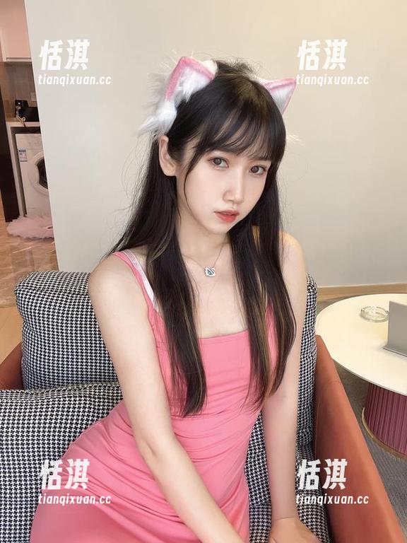 不呆猫 获得灵感:不呆猫为你呈现靡烟白皮旗袍的美图资源,重塑你的时尚视界。