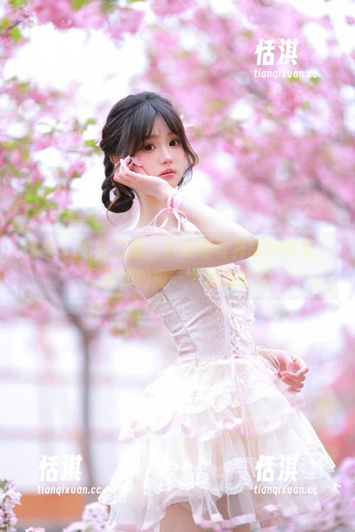 丽柜-小璐璐 丽柜 - 纯白之美,小璐璐写真图片合集:记录她的每一个璀璨瞬间