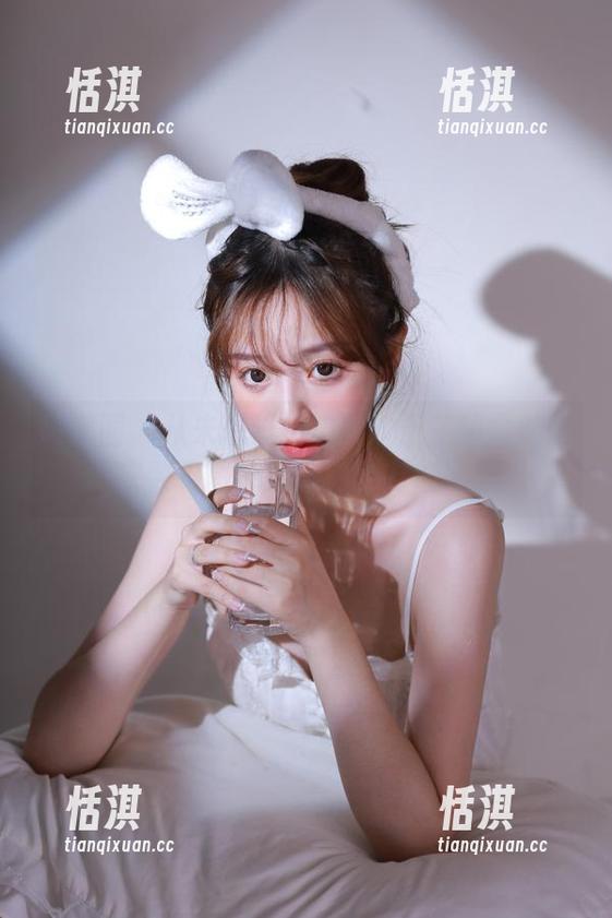 微密圈 - 从未想过的美妙：于芷晴金灿灿内衣数码图库精选，全方位冲击！
