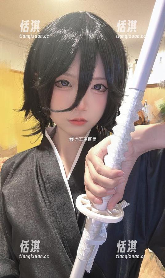 最新五更百鬼豹纹主题写真照片，尽显女性的力量与柔美