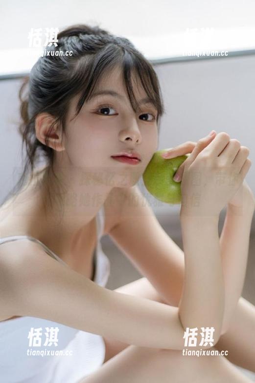 克拉女神 - 探秘忆之职业装的原图，带你领略她作品中的优雅与自信