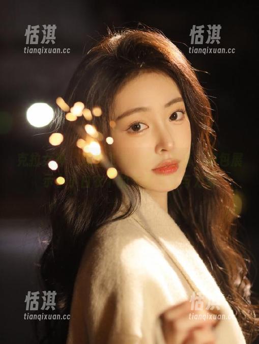 克拉女神 - 观看江琴的护士写真，图包展示小小白衣下的无限温暖与力量
