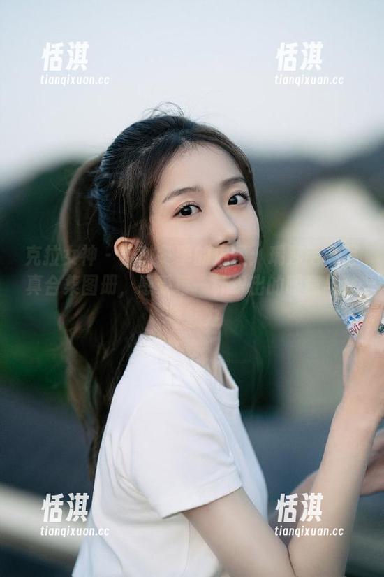 克拉女神 - 穿越冬季的温柔：瑞莎毛衣写真合集图册，感受每一针织出的暖意与独特魅力