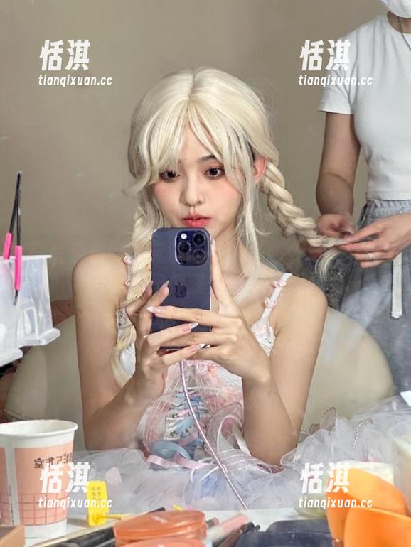 可爱至极的兔玩映画：粉色毛衣与白丝套图，瞬间俘获你的少女心！