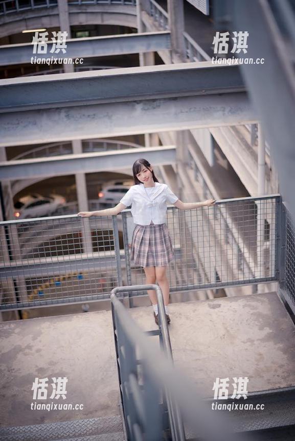 谁能拒绝兔玩映画的小细腿制服裙？壁纸中的写真让你目不转睛！