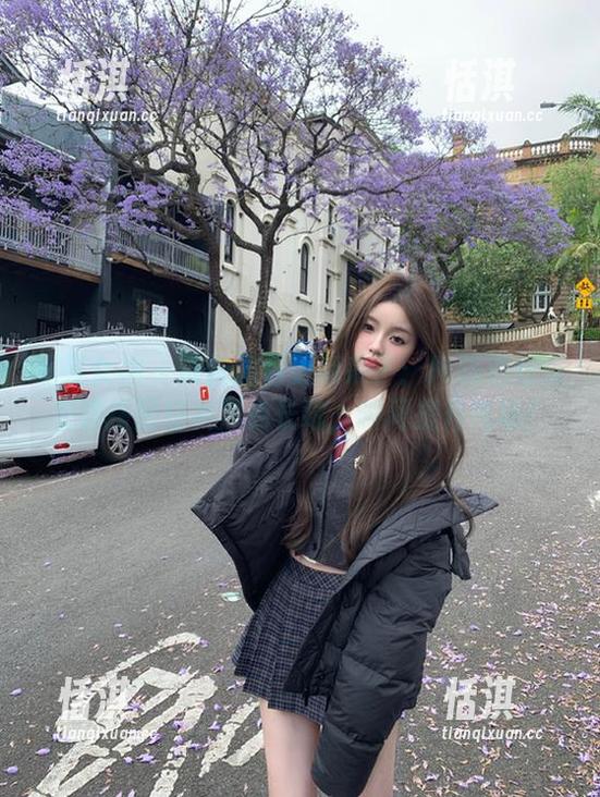 初夏女神-依依 初夏女神 - 依依图包更新来了:M码酒红连衣裙搭配经典黑色长靴,瞬间提升气场!