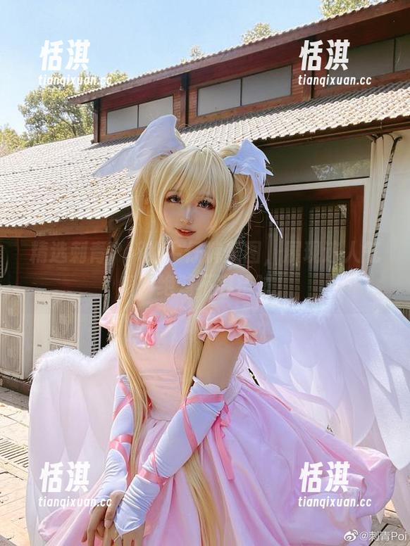 精选刺青Poi的牛仔裤美图，展现迷人气质，绝对不容错过！
