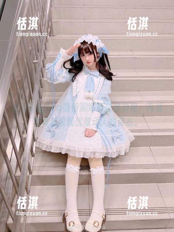 古川kagura 古川kagura倾情演绎亮丝黑旗袍,高清写真集展现优雅动人的姿态。