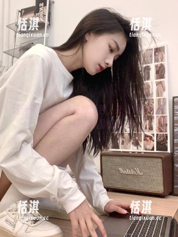 精选可可小白兔美脚图包，感受她的美丽和自信，摄影作品惊艳之旅
