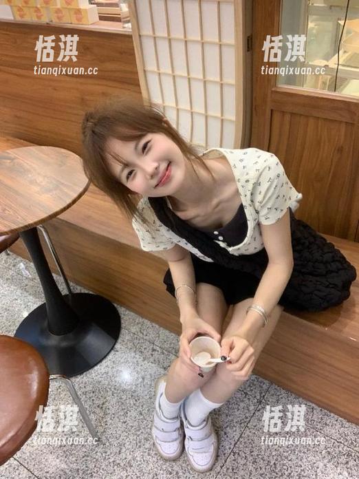 微密圈 - 快来看看可馨juicy的美腿魅力，精选原图资源不容错过！