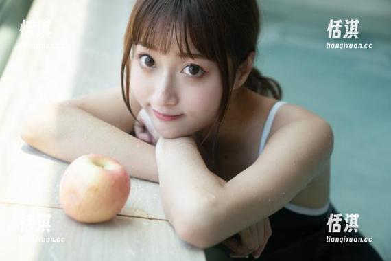 精选喵写真，课桌上黑丝美腿，演绎少女心事的独特视角