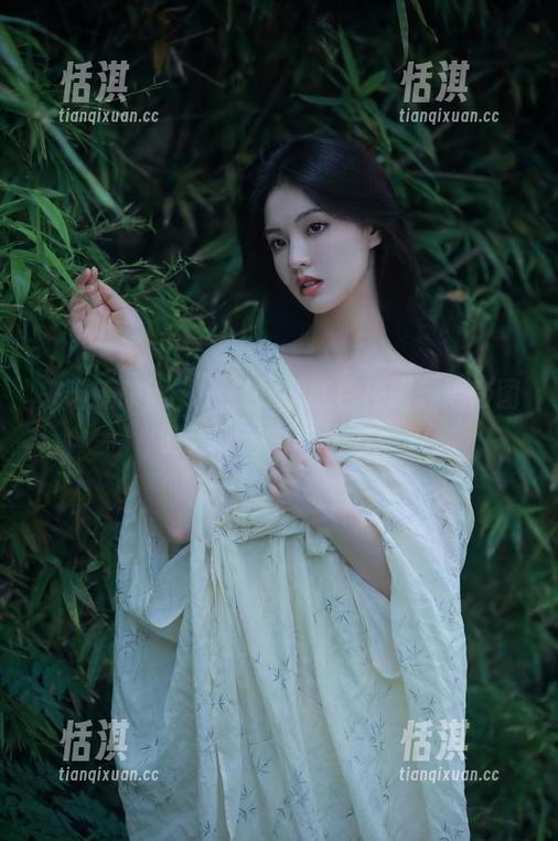 来喵糖映画，一起分享红色校服美眉套图的无限魅力与活力！