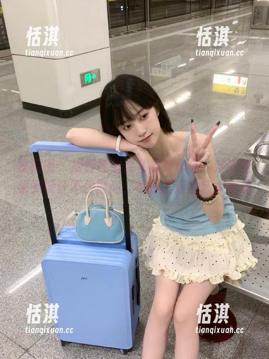 嗲囡囡-娜依灵儿 嗲囡囡 - 捕捉娜依灵儿最新作品:连衣裙系列设计不仅时尚,更是生活的艺术表现