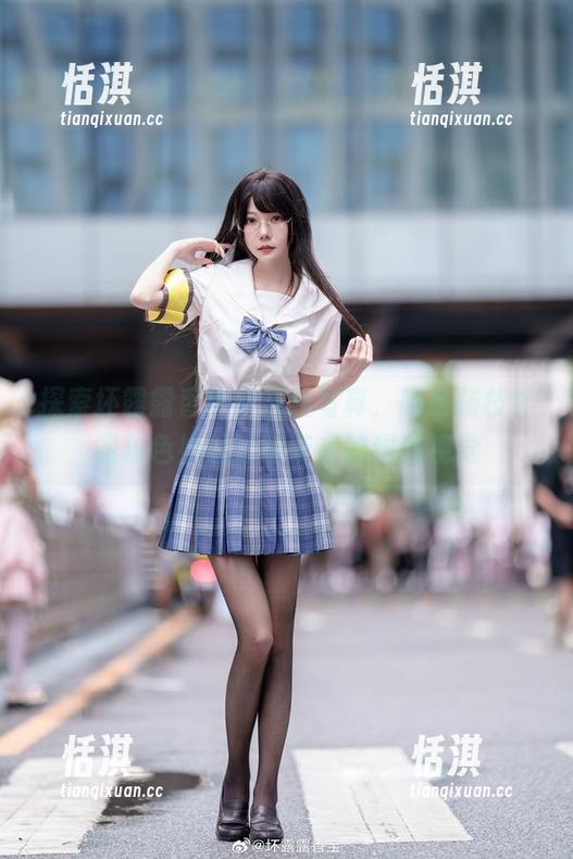 坏露露香宝 探索坏露露香宝的在线写真,感受杨枝甘露粉色奶油泳装带来的甜美视觉