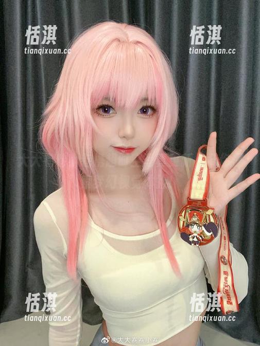 大大卷卷小卷携超时空写真更新，带你探索梦幻视觉体验！