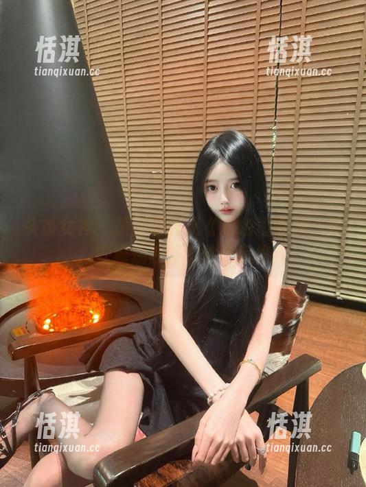 头条女神 - 最新写真集《粉色童话》：乔安展现独特个性与风格